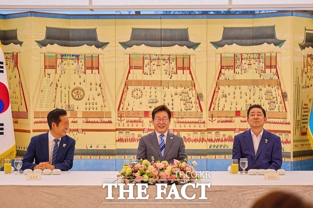 이재명 대통령이 20일 서울 한남동 관저에서 더불어민주당 정청래 대표, 김병기 원내대표 등 신임 지도부와 만찬을 하고 있다. /뉴시스