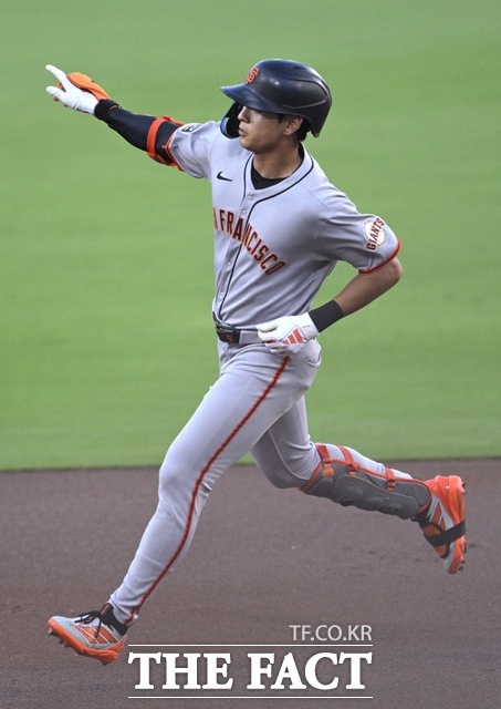 샌프란시스코 이정후가 20일(한국시간) 샌디에이고전에서 1회초 선두 타자 홈런을 날린 뒤 다이아몬드를 돌고 있다. /샌디에이고=AP.뉴시스