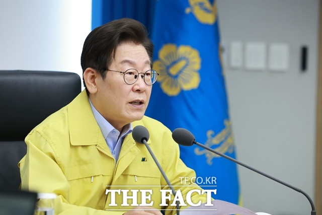 이재명 대통령은 21일 참모진에 범정부 자살 대책 추진 기구를 설치하라고 지시했다. 이 대통령이 이날 오후 용산 대통령실에서 주재한 제8차 수석보좌관회의에서 발언하고 있다. /뉴시스