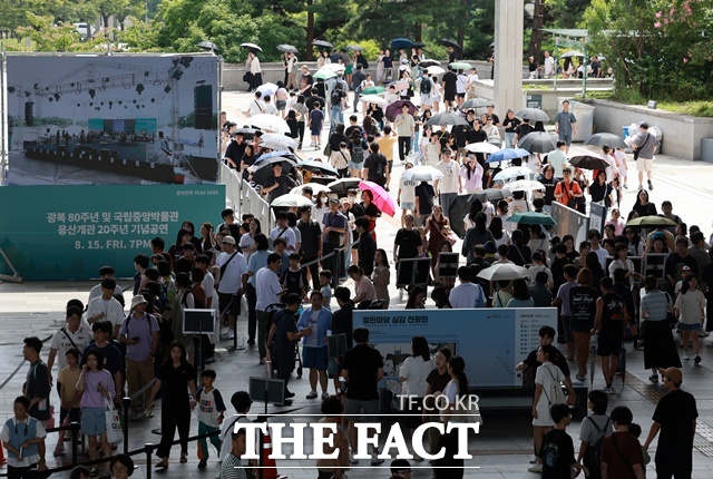 넷플릭스 애니메이션 영화 케이팝 데몬 헌터스의 흥행 등 이른바 K-컬쳐 열풍으로 국립중앙박물관(박물관)을 찾는 관람객이 폭증하고 있는 가운데 박물관 공무직 노동자들은 저임금 문제를 개선하고 근속 연수와 경력이 인정되는 임금 체계를 마련해야 한다며 9일 하루 파업에 나섰다. /뉴시스