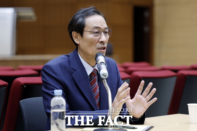 우상호 대통령실 정무수석이 21일 오후 용산 대통령실에서 개최한 기자간담회에서 발언하고 있다. /뉴시스