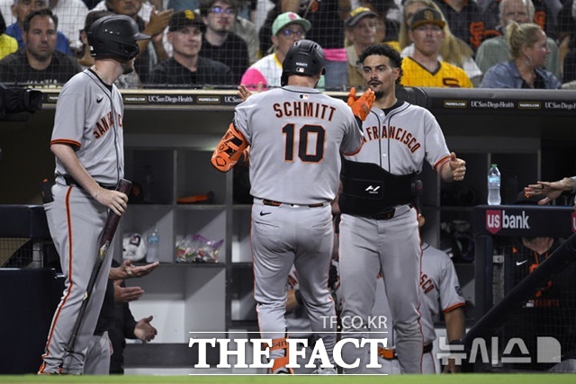 샌프란시스코 케이시 슈미트가 21일(한국시간) 샌디에이고전에서 4회초 추격의 솔로 홈런을 날린 뒤 홈에서 윌리 아다메스의 환영을 받고 있다. /샌디에이고=AP.뉴시스