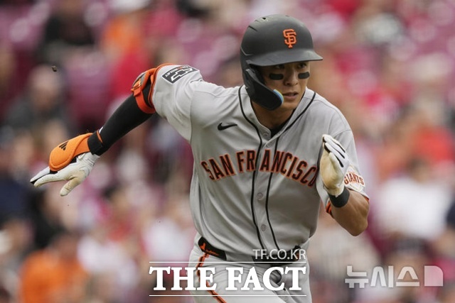 샌프란시스코 이정후가 22일(한국시간) 샌디에이고전에서 안타 한 개를 때려내 10경기 연속안타 행진을 이어갔다. 볼넷과 실책까지 더해 3차례 출루했다. /뉴시스