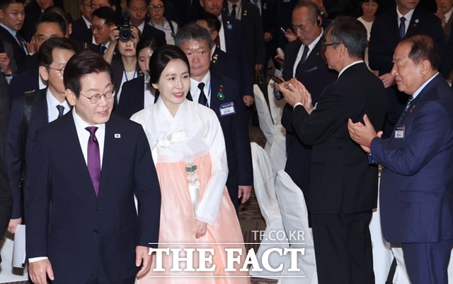 이재명 대통령은 24일(현지시간) 재미동포들을 만나 급격한 국제 질서 변화에 함께 대응해 한미동맹을 발전시켜 나갈 방안을 함께 모색할 것이라고 밝혔다. 이 대통령과 김혜경 여사가 23일 일본 도쿄의 한 호텔에서 열린 재일동포 오찬간담회에 입장하고 있다. /워싱턴=뉴시스