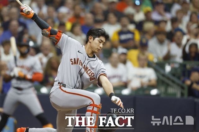 샌프란시스코 이정후가 23일(한국시간) 밀워키전에서 6회초 헬멧이 벗겨질 만큼 헛스윙 삼진을 당하고 있다. /밀워키=AP.뉴시스