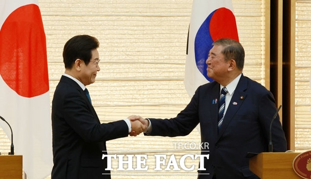 이재명 대통령과 이시바 시게루 일본 총리가 23일(현지시간) 일본 도쿄 총리 관저에서 한일 공동언론발표를 마친 뒤 악수를 하고 있다. /뉴시스