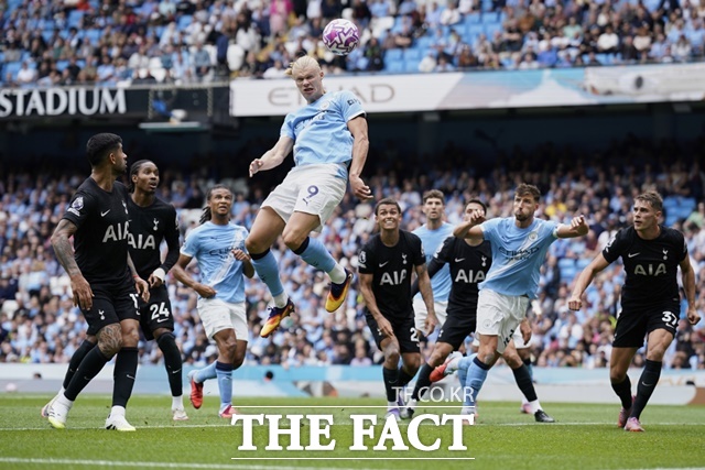 맨시티의 최전방 스트라이커 엘링 홀란(가운데)이 강력한 헤더를 시도하고 있다./맨시티=AP.뉴시스