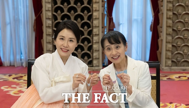 영부인 김혜경 여사와 이시바 시게루 일본 총리의 부인 이시바 요시코 여사가 23일 일본 도쿄 총리 관저에서 한일 양국의 전통 매듭 만들기 체험을 하며 기념촬영을 하고 있다. /뉴시스