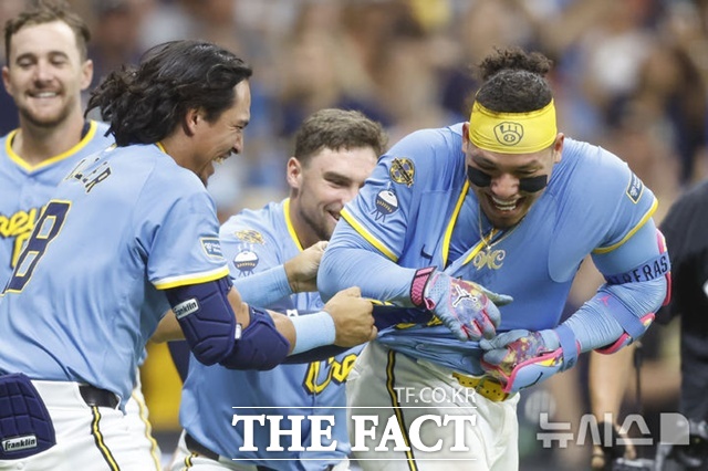 밀워키 윌리엄 콘트레라스(오른쪽)가 23일(한국시간) 샌프란시스코전에서 9회말 극적인 끝내기 홈런을 날린 뒤 동료들의 환영을 받고 있다. /밀워키=AP.뉴시스