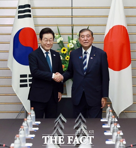 이재명 대통령이 이시바 시게루 일본 총리와 정상회담에서 대미 관계와 관세협상 등을 두고 심도 깊은 이야기를 나눈 것으로 확인됐다. 이 대통령과 이시바 총리가 23일(현지 시간) 일본 도쿄 총리 관저에서 가진 정상회담에서 기념촬영을 하고 있다. /뉴시스