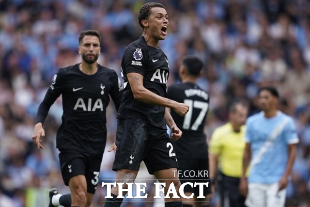 토트넘의 윙어 브레넌 존슨(가운데)이 23일 맨시티와 2025~2026 EPL 2라운드 원정경기에서 전반 35분 선제골을 터뜨린 후 포효하고 있다/맨시티=AP.뉴시스