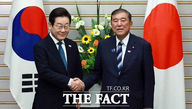 이재명 대통령과 이시바 시게루 일본 총리가 23일(현지시간) 일본 도쿄 총리 관저에서 정상회담 기념촬영을 하고 있다. /뉴시스