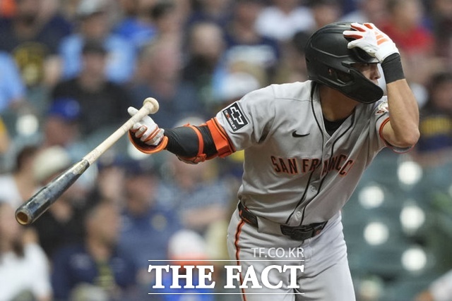 샌프란시스코 이정후가 24일(한국시간) 밀워키전에서 5회초 중전 안타를 때린 뒤 1루를 향해 스타트하고 있다. /밀워키=AP.뉴시스
