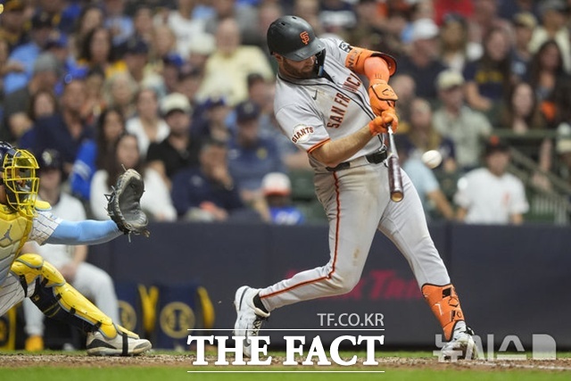 이 경기의 히어로는 바로 나. 샌프란시스코 케이시 슈미트가 24일(한국시간) 밀워키전에서 7회초 승부를 결정짓는 좌월 3점 홈런을 날리고 있다. /밀워키=AP.뉴시스