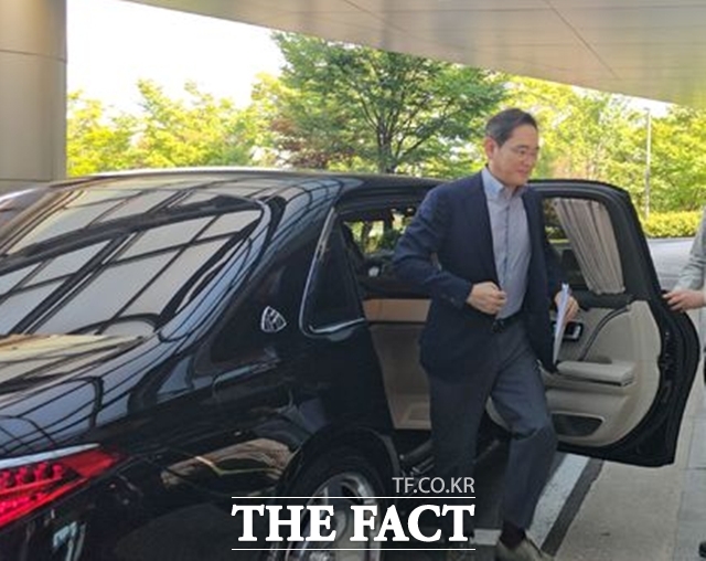 이재용 삼성전자 회장이 지난 24일 미국 출국에 앞서 서울 강서구 서울김포비즈니스항공센터에 도착하고 있다. /뉴시스