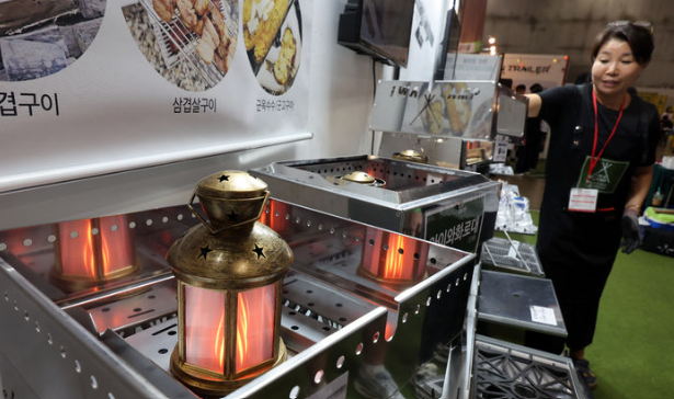 국가기술표준원은 화재사고와 신체부상 방지 등 안전확보를 위한 ‘휴대용 에탄올 화로’에 대한 KC를 마련했다고 25일 밝혔다. 사진은 지난해 10월 고양시 킨텍스에 고카프 국제아웃도어캠핑&레포츠페스티벌에 전시된 화로대. / 뉴시스