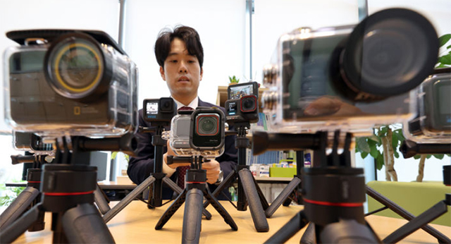 한국소비자원 관계자가 25일 세종시 정부세종청사에서 소비자 선호도가 높은 액션 카메라 6개 브랜드 제품의 품질 및 안전성을 시험·평가를 설명하고 있다. 소비자원은 화질·흔들림 안정성·최대 사용시간 등 주요 성능에서 제품 간 차이를 보였고, 일부 제품은 최대 화각·방수 성능이 표시·광고 내용과 달라 개선이 필요하다고 밝혔다./뉴시스