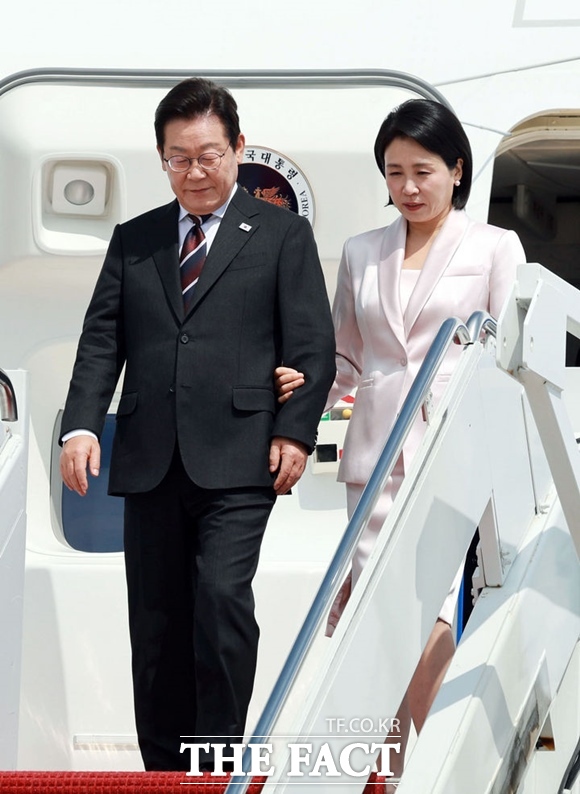 이재명 대통령은 한미 정상회담을 앞두고 최종적으로는 현실적이고도 합리적인 결론에 이르게 될 것이라는 전망을 내놨다. 이 대통령과 김혜경 여사가 24일(현지시간) 워싱턴D.C. 앤드루스 공군기지에 도착해 공군 1호기에서 내리고 있다. /워싱턴=뉴시스