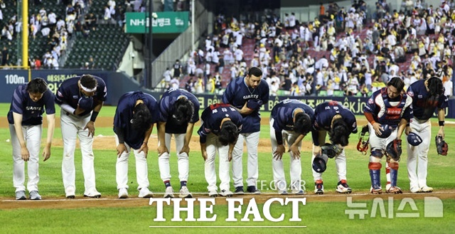 롯데는 공교롭게 김원중이 자서전을 출간한 즈음 12연패에 빠졌다. 연패 중인 롯데 선수단이 경기 뒤 팬들에게 인사하고 있다. /뉴시스