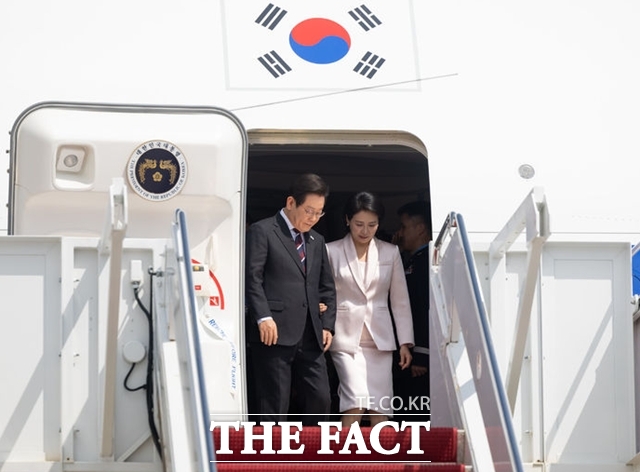 한미 정상회담을 위해 미국을 방문한 이재명 대통령과 김혜경 여사가 24일(현지시간) 워싱턴D.C. 앤드루스 공군기지에 도착하고 있다. /뉴시스