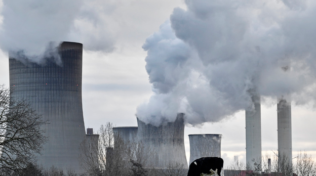 26일 정부 관계자와 발전업계에 따르면 환경부는 산업부와 ‘탄소배출 거래제’ 유상할당 비중을 현행 10%에서 2030년까지 50%로 확대하는 방안을 논의 중이다. 사진은 독일 그레벤브로히의 독일전기(RWE) 노이라트 화력발전소. / AP·뉴시스