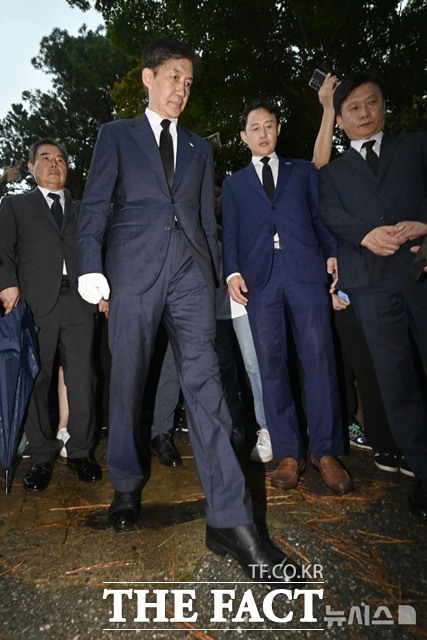 이재명 대통령의 광복 80주년 특별 사면으로 석방된 조국 조국혁신당 혁신정책연구원장이 26일 광주를 찾아 5·18민주묘지를 참배하고, 전두환 비석을 짓밟으며 윤석열 전 대통령을 향해 검찰독재를 넘어 쿠데타를 일으켰다고 강도 높게 비판했다. /광주=뉴시스