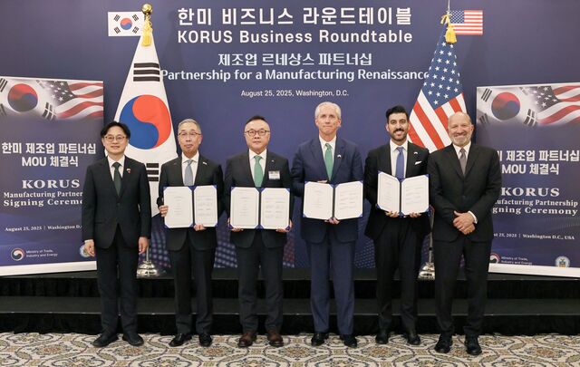 한국수력원자력은 지난 25일(현지시각) 워싱턴 D.C 윌러드 콘티넨탈 호텔에서 두산에너빌리티, 아마존(Amazon), 엑스에너지(X-energy)와 SMR 프로젝트 협력을 위한 업무협약을 맺었다고 26일 밝혔다. / 한수원