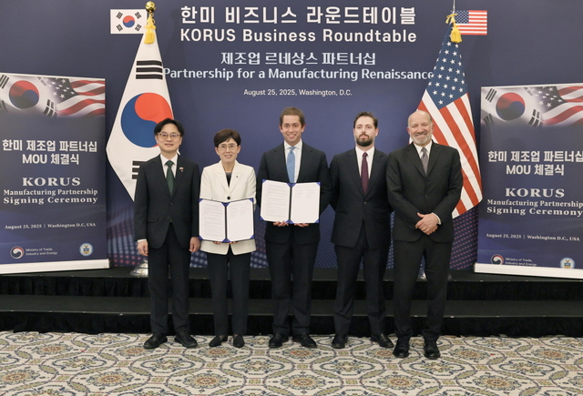 한국가스공사는 지난 25일(현지시각) 미국 워싱턴에서 글로벌 에너지 기업인 트라피구라를 포함한 공급업체들과 LNG 도입계약을 체결했다고 26일 밝혔다. / 가스공사