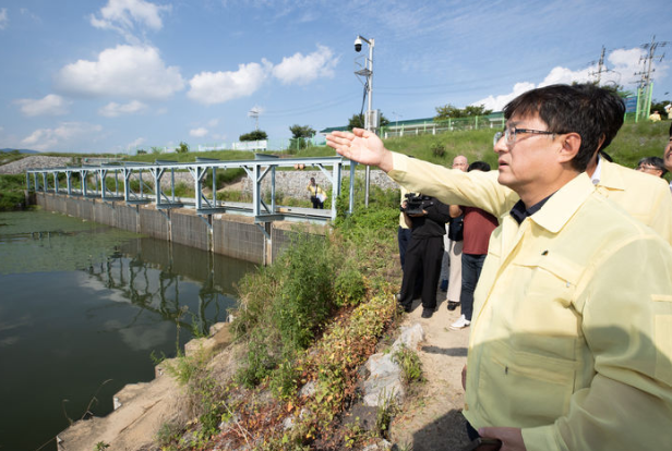 김성환 환경부 장관이 26일 낙동강권역 신규댐 후보지 4곳을 방문했다. 사진은 지난 7일 김 장관이 경북 구미시 해평취수장을 찾은 모습. / 환경부