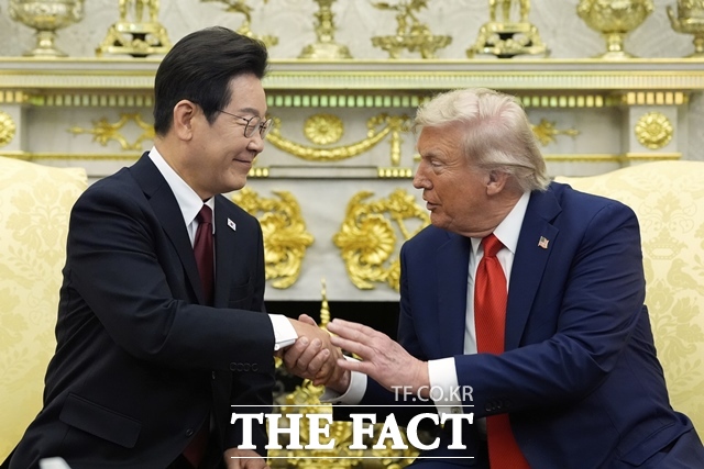 이재명 대통령이 3박 6일 간의 한일 및 한미 정상회담 출장을 마무리했다. 이 대통령과 도널드 트럼프 미국 대통령이 25일(현지시간) 오후 백악관에서 정상회담을 진행하며 손을 맞잡고 있다. /워싱턴=AP·뉴시스