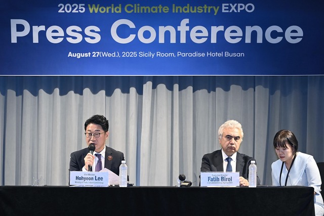 파티 비롤 IEA 사무총장은 27일 부산 벡스코에서 열린 ‘기후산업국제박람회’를 계기로 방한해 이호현 산업통상자원부 2차관과 공동 기자회견을 개최했다. / 산업부