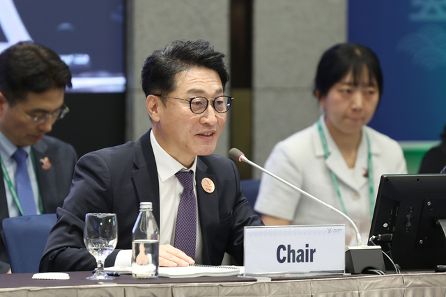 산업통상자원부는 부산에서 ‘제15차 아시아태평양경제협력(APEC) 에너지장관회의’를 이틀간 개최한다고 27일 밝혔다. 사진은 이호현 산업부 2차관이 이날 회의에서 개회사하고 있는 모습. / 산업부