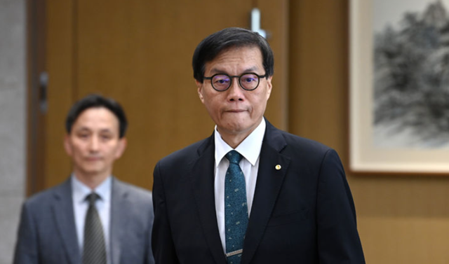 이창용 한국은행 총재가 28일 서울 중구 한국은행에서 열린 금융통화위원회에 참석하고 있다. /뉴시스