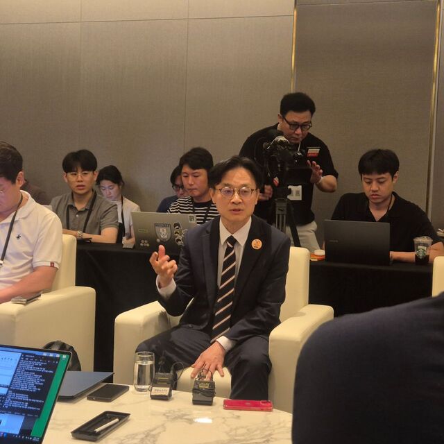 김정관 산업통상자원부 장관(가운데)은 28일 “부산 에너지슈퍼위크는 그간 글로벌 사회가 만들어 놓은 아젠다를 따라가는 게 아니라, 아젠다 세터로서 우리나라의 위상을 보여줬다”고 강조했다. / 부산=정다운 기자