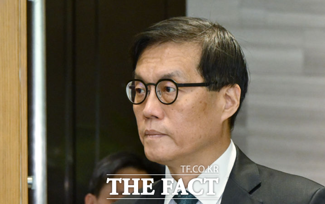이창용 한국은행 총재는 지난 23일 기자간담회에서 부동산 가격 상승세가 금방 꺾어질 것으로 생각하지 않는다고 밝혔다. 이 총재가 지난 8월 28일 서울 중구 한국은행에서 열린 금융통화위원회에 참석하는 모습. /뉴시스
