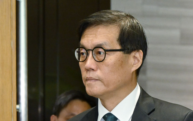 이창용 한국은행 총재가 28일 서울 중구 한국은행에서 열린 금융통화위원회에 참석하고 있다. /뉴시스