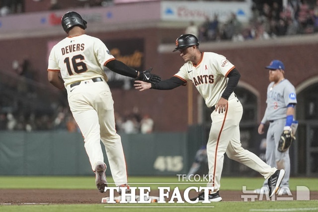 샌프란시스코 거포 라파엘 데버스가 28일(한국시간) 시카고 컵스전서 6회말 좌중월 3점 홈런을 날린 뒤 1루 코치와 손을 마주치고 있다. 데버스는 앞서 1회말에도 솔로 홈런을 날렸다. /샌프란시스코=AP.뉴시스