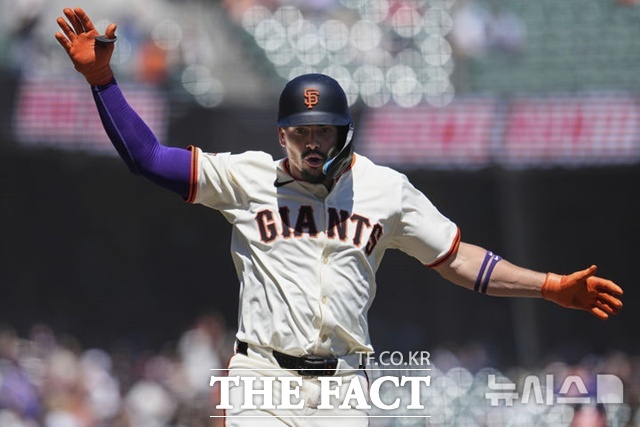 샌프란시스코 윌리 아다메스가 29일(한국시간) 시카고 컵스전서 6회말 중월 솔로 홈런을 날린 뒤 두 팔을 벌린 채 홈인하고 있다. 아다메스는 1회말에도 2점 홈런을 날렸다. /샌프란시스코=AP.뉴시스