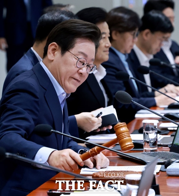 이재명 대통령이 29일 오전 용산 대통령실에서 주재한 제39회 국무회의에서 의사봉을 두드리고 있다. /뉴시스