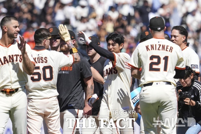 샌프란시스코 이정후가 29일(한국시간) 시카고 컵스전서 9회말 끝내기 안타를 터트린 뒤 동료들의 축하를 받고 있다. /샌프란시스코=AP.뉴시스