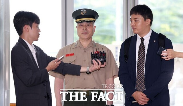 박정훈 해병대 수사단장(대령)이 29일 오전 서울 서초구 채상병특검 사무실에 정구승 변호사와 함께 출석하고 있다. /뉴시스