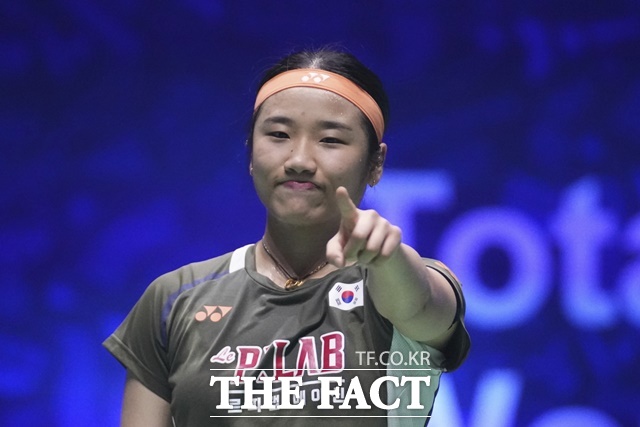 여자 배드민턴 세계랭킹 1위 안세영이 29일 프랑스 파리에서 열린 2025 BWF 세계개인선수권대회 여자단식 8강전에서 심유진을 30분 만에 2-0으로 완파하며 4강에 올라 대회 2연패에 한 발 더 다가섰다./파리=AP.뉴시스