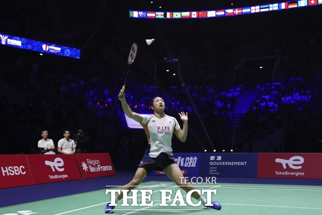 세계 랭킹 1위 안세영이 30일 2025 BWF 세계선수권대회 여자단식 4강전에서 중국의 천위페이를 상대로 경기를 펼치고 있다./파리=AP.뉴시스