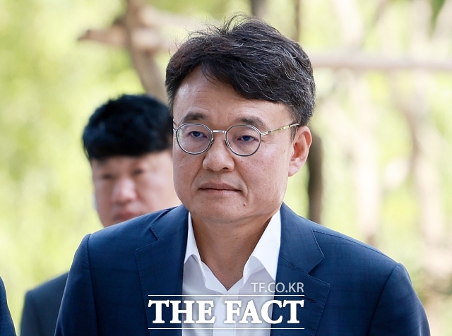 김건희 여사 연루 의혹을 수사하는 민중기 특별검사팀이 서희건설 관련 매관 매직 의혹의 핵심 인물인 박성근 전 국무총리 비서실장을 불러 조사하고 있다. 이봉관 서희건설 회장의 사위인 박성근 전 국무총리 비서실장이 2일 오후 서울 종로구 광화문 김건희 특검팀(특별검사 민중기)에 조사를 받기 위해 출석 하고 있다. /뉴시스