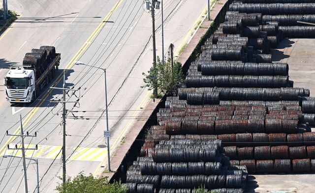 지난달 18일 경기 평택시 포승읍 평택항 야적장에 쌓인 철강제품. / 뉴시스