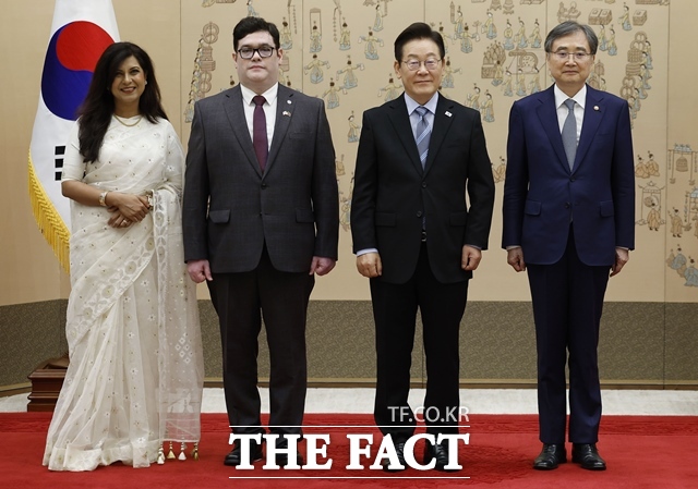 이재명 대통령이 2일 용산 대통령실에서 열린 주한대사 신임장 제정식에서 토피크 이슬람 샤틸(왼쪽 두번째) 주한 방글라데시 대사에게 신임장을 전달받은 뒤 기념촬영을 하고 있다. /뉴시스