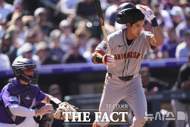 샌프란시스코 이정후가 2일(한국시간) 콜로라도전에서 2회초 2루수 땅볼을 때린 뒤 1루로 달려 나가고 있다. /덴버=AP.뉴시스
