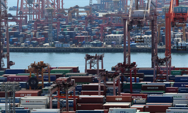 산업통상자원부는 3일 경제관계장관회의 및 산업경쟁력강화관계장관회의에서 관계부처 합동으로 ‘미 관세협상 후손지원대책’을 발표했다. 사진은 지난달 21일 부산항. / 뉴시스