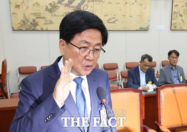 최교진 사회부총리 겸 교육부 장관 후보자가 2일 서울 여의도 국회에서 열린 교육위원회의 인사청문회에서 선서를 하고 있다. 2025.09.02. /뉴시스