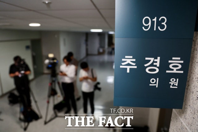 국민의힘 원내 지도부가 2일 추경호 국민의힘 의원 사무실과 국민의힘 원내대표실·원내행정국에 대한 특검의 압수수색에 반발해 우원식 국회의장을 항의차 방문했다. 사진은 이날 오전 서울 여의도 국회 의원회관 추경호 의원실에서 취재진이 대기하고 있는 모습. /뉴시스